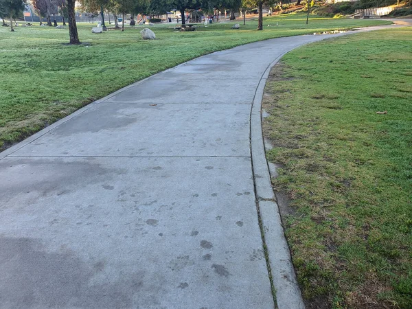 Park Has Clean Comfortable Concrete Paved Walkways Perfect Those Looking — Photo