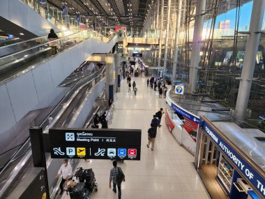 Covid-19 olayından sonra Tayland, Tayland 'a gidecek yolcuları kabul etmek için ülkeyi açtı. Bu hizmeti kullanan birçok yolcu var. Samut Prakan, Tayland, 2022-09-06.