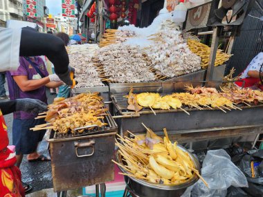 Bangkok 'taki ünlü Walking Caddesi ve yabancılar tarafından biliniyor. Yaowarat Sokak Gıda Akşam Yemeği çeşitli gıda tedarikçileri yol kenarına sokak yiyecekleri tezgahları kurmak için geliyor. Bangkok, Tayland, 2020-09-04.
