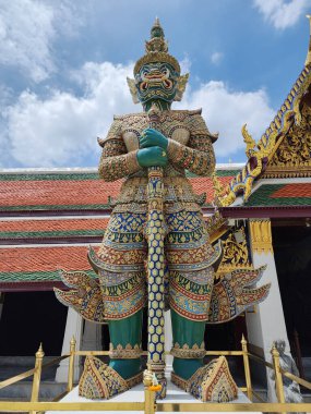 Wat Phra Kaew 'deki tapınağın kapısını koruyan dev, Ravana adındaki birinci kişi, on yüzlü, yirmi elli yeşil bir dev, bir gürz tutuyor, Bangkok, Tayland.