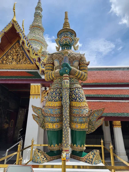 Γίγαντας Φρουρεί Την Πόρτα Του Ναού Στο Wat Phra Kaew — Φωτογραφία Αρχείου