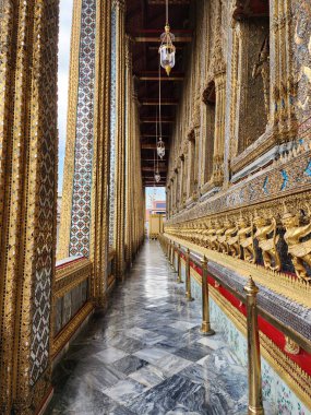 Garuda, Wat Phra Kaew 'in gövdesinin etrafında sıralanmış Naga heykelini yakalar, bronz yaldızlı metalle, güzel, zarif, Tayland zanaatkarları Bangkok, Tayland