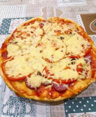 Salamlı ve domatesli ev yapımı pizza.