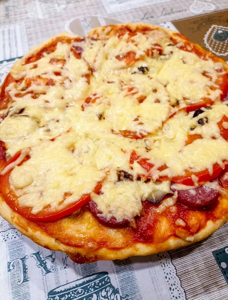 Pizza Casera Con Salami Tomates — Foto de Stock