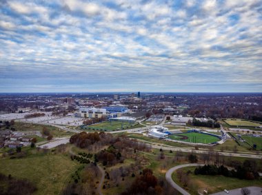 İHA görüntüsü Lexington şehir merkezine doğru, Kentucky yerel üniversitenin park ve spor sahalarından
