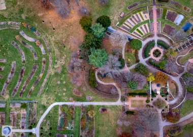Lexington, Kentucky 'de bulunan botanik bahçesindeki ara sokaklar ve çiçek yataklarının hava manzarası