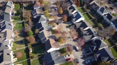 Kentucky, Lexington 'un varoşlarındaki yerleşim yerlerinin kuş bakışı görüntülerinden başlayarak yavaş yavaş komşu çiftlikleri ortaya çıkarıyoruz.