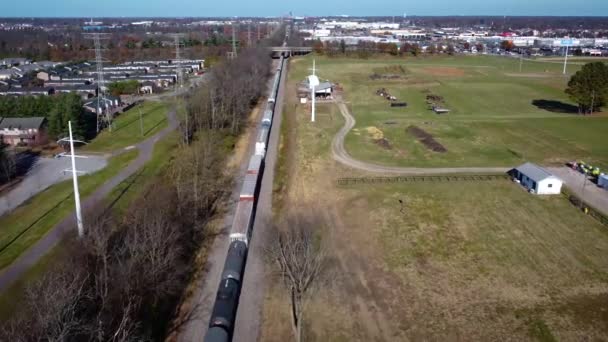 Följer Ett Tåg Väg Mot Centrala Lexington Kentucky Genom Gårdar — Stockvideo