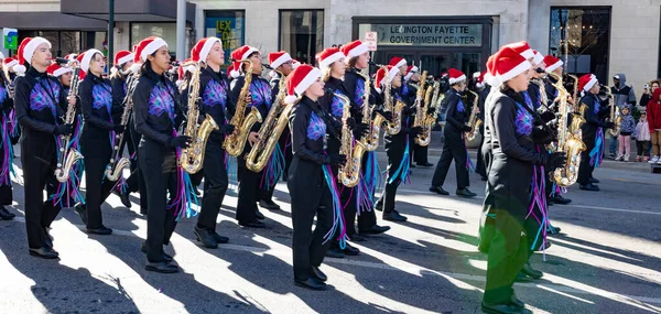 Lexington, Kentucky USA - 4 Aralık 2021: Hight School bandosu ana caddedeki Noel geçit töreninde sahne aldı