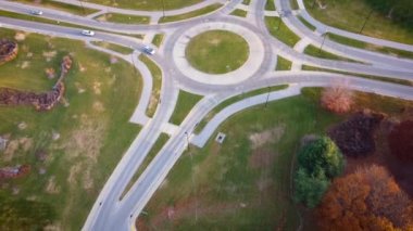 Sonbaharın sonlarında Lexington, Kentucky 'de kıt trafiğin olduğu sabahın erken saatlerindeki hava manzarası.