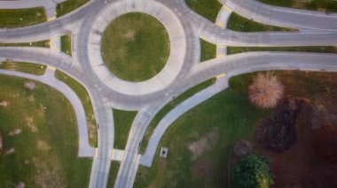 Sonbaharın sonlarında Lexington, Kentucky 'de kıt trafiğin olduğu sabahın erken saatlerindeki hava manzarası.