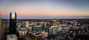 Lexington, Kentucky şehir merkezinin hava manzarası. Lüks otelleri ve iş yeri binaları ön planda.
