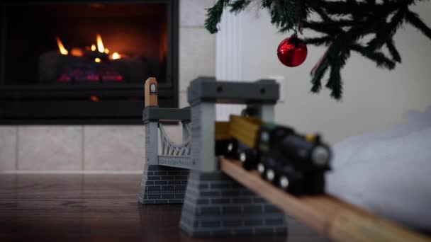 크리스마스 트리에 장난감 열차를 초점을 벽난로의 — 비디오