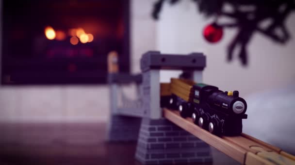 Vlak Hraček Pod Vánočním Stromečkem Před Hořícím Krbem Poskytuje Dobré — Stock video