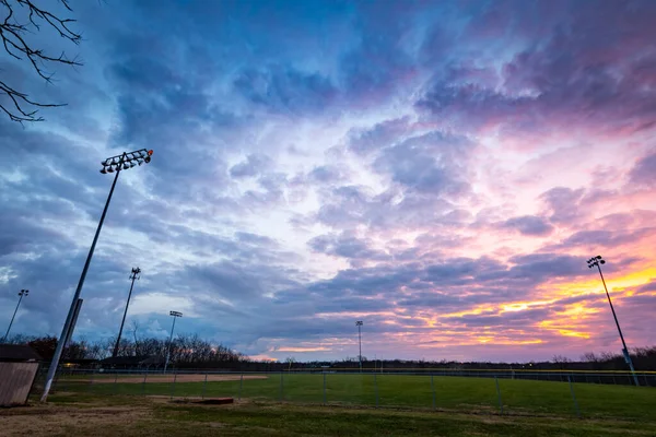 Dramatic Colorful Clouds Early Morning Hours Baseball Training Field Light — 图库照片