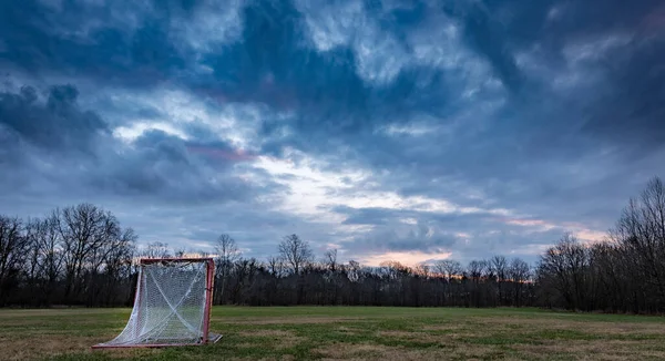Kış aylarında depolanan ve kilitlenen eğlence amaçlı oyun için bir park alanında lacrosse golleri
