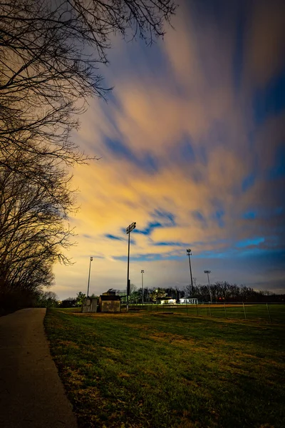 เมฆทองค าเหน อสนามเบสบอลในสวนส ตวแพทย เคนต ในช วงเช าของฤด หนาว — ภาพถ่ายสต็อก