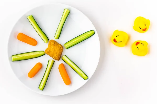 Ένα Πιάτο Παιδικό Γεύμα Λευκό Πιάτο Πορσελάνης Τρία Λαστιχένια Παπάκια — Φωτογραφία Αρχείου