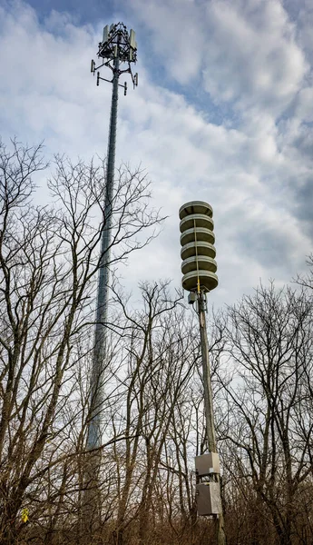 Lexington, Kentucky ABD 'deki bir parkın ortasındaki baz istasyonunun yanındaki acil durum uyarı ekipmanı ve siren.