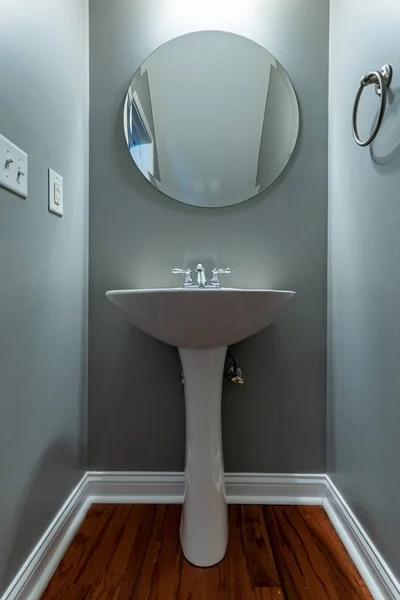 Interior Bathroom Pedestal Sink Laminated Floor Oval Mirror Towel Ring — Stockfoto