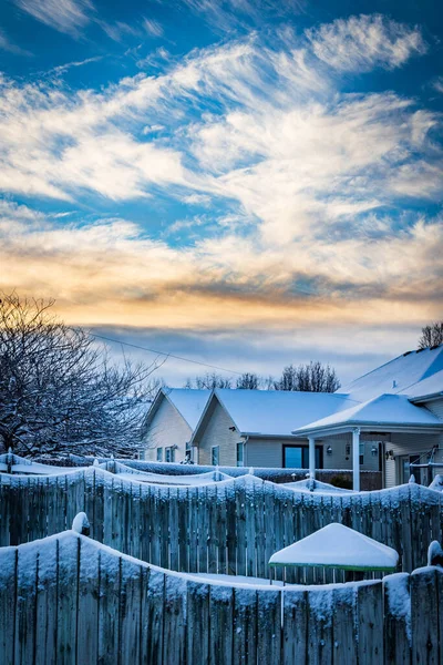 Schneebedeckte Zäune Und Dächer Eines Typisch Amerikanischen Viertels Rande Der — Stockfoto