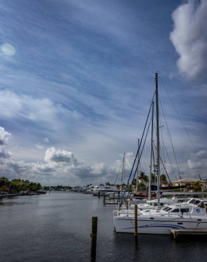 Yatlar ve yelkenliler Fort Lauderdale 'in su kanallarından birinde Sunset Bulvarı' ndaki köprüden çekilmiş.