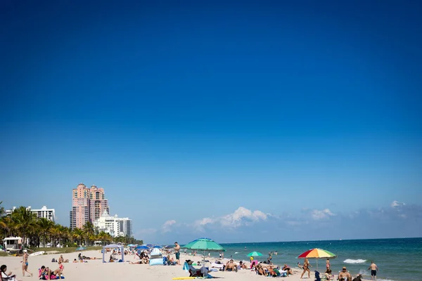 Fort Lauderdale Floryda Usa Lutego 2022 Turyści Przebywający Plaży Południowym — Zdjęcie stockowe