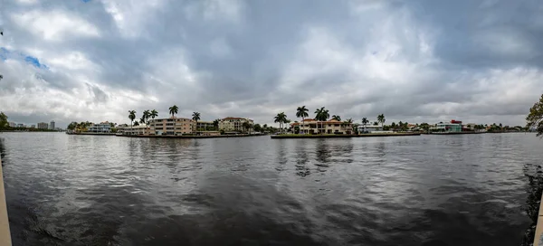 Panorama Kanału Wodnego Fort Lauderdale Domami Dokiem Jachtowym Odległym Widokiem — Zdjęcie stockowe