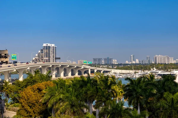 Ponte Che Porta Quartieri Miami Portando Traffico Sopra Moli Banchine — Foto Stock