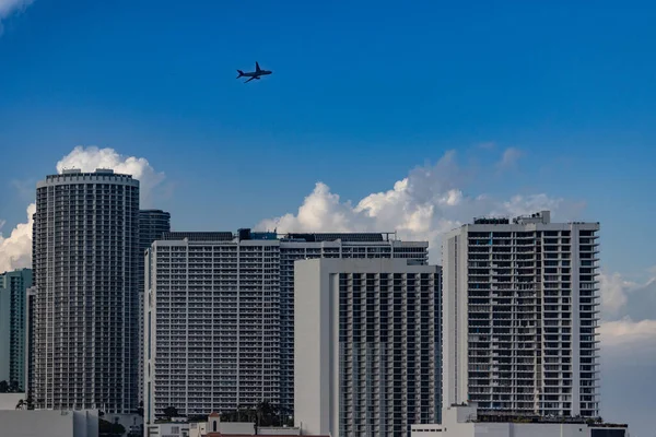 Aereo Che Sorvola Alti Edifici Condominiali Nel Centro Miami Costa — Foto Stock