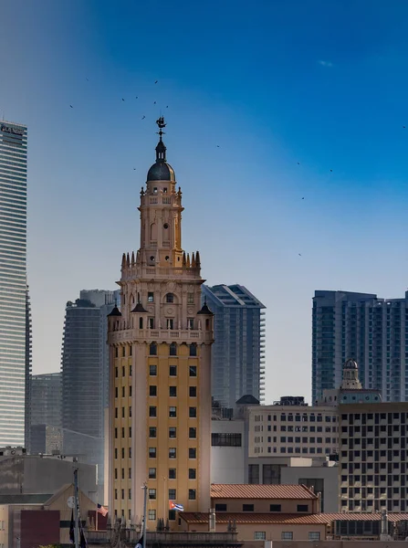Miami, Florida 'daki Özgürlük Kulesi. Schultze ve Weaver tarafından tasarlandı.