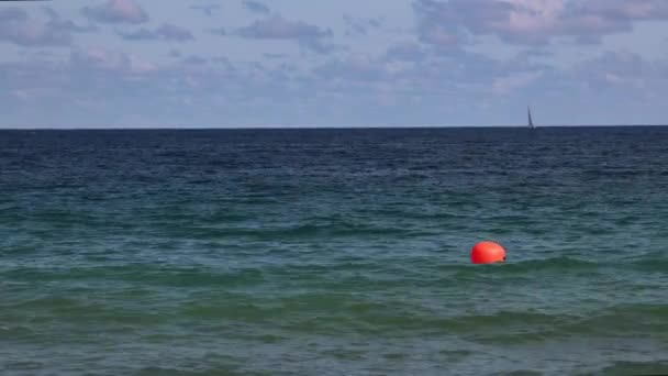 Bóia Laranja Brilhante Flutuante Perto Costa Fort Lauderdale Praias Sul — Vídeo de Stock