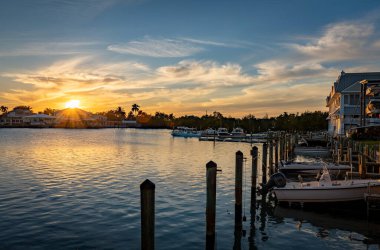 Napoli yakınlarındaki körfez, FL güzel günbatımında yerel marinaya yanaşmış yatları ve eğlence tekneleri olan.