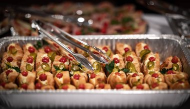 Mini kruvasan dolu bir tabak, bir etkinliğin yemek servisinde servis edildiği için ısırır.