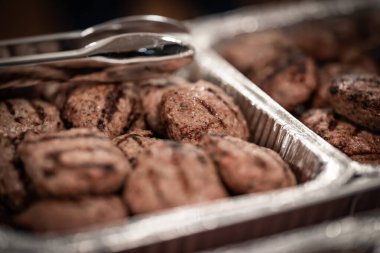 Geleneksel Bulgar barbekü köfteleri olan kyufte, alüminyum folyoya konmuş bir yemek servisinde servis ediliyor.