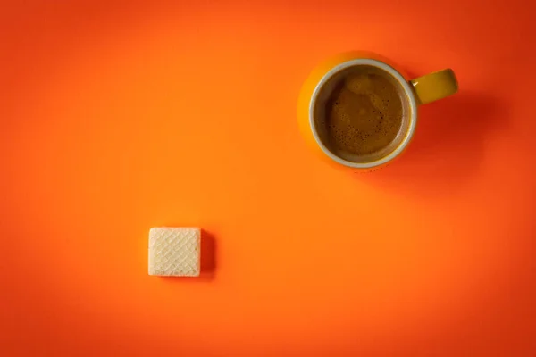 Gelber Becher Mit Frisch Gebrühtem Doppelespresso Auf Orangefarbenem Hintergrund Mit — Stockfoto