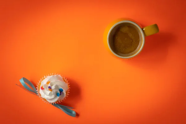 Eine Tasse Espresso Neben Eingewickelt Fliege Vanille Zuckerguss Tasse Kuchen — Stockfoto