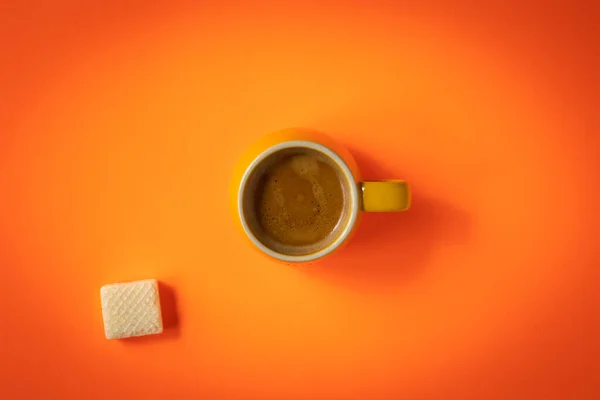 Eine Tasse Frisch Gebrühten Doppelten Espressokaffees Inmitten Eines Leuchtend Orangefarbenen — Stockfoto