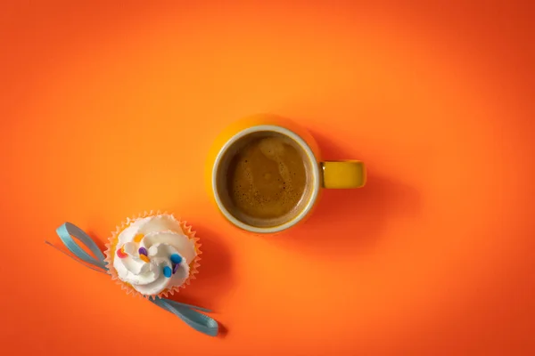 Tasse Espresso Der Mitte Der Graduierten Orangefarbenen Hintergrund Netz Vanille — Stockfoto