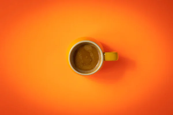 Tazza Appena Preparata Doppio Espresso Centro Uno Sfondo Arancione Brillante — Foto Stock
