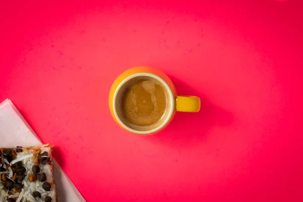 Tasse Espresso Neben Teigscheibe Auf Rosa Hintergrund — Stockfoto
