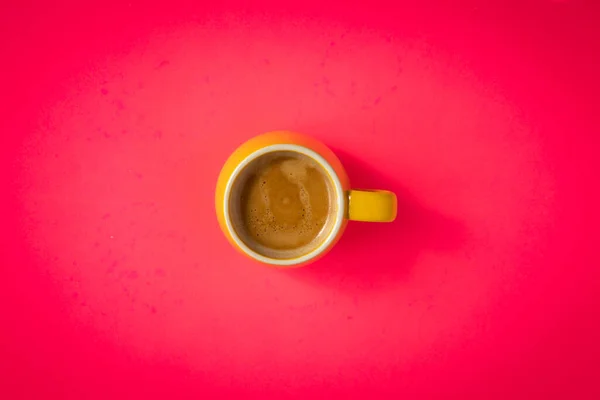 Frisch Gebrühter Becher Espresso Der Mitte Des Leuchtend Rosa Flachen — Stockfoto