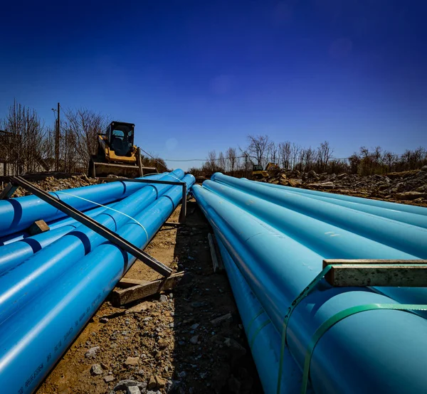 Tubi Fognatura Blu Brillante Scaricati Sul Cantiere Fronte Alle Apparecchiature — Foto Stock