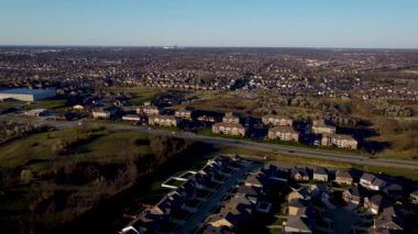 Nicholasville ve Lexington, Kentucky arasında otoyolda giden arabaların statik görüntüleri. Ön planda ve şehir merkezinde uzak mesafeden görülebilen yeni bir bölüm var..