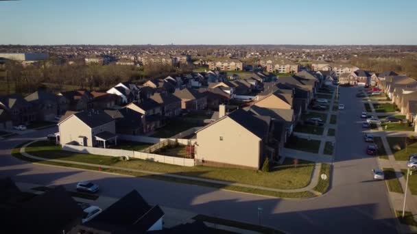 从空中俯瞰肯塔基州莱辛顿市中心开始 然后下降到新建造的住宅区附近 — 图库视频影像