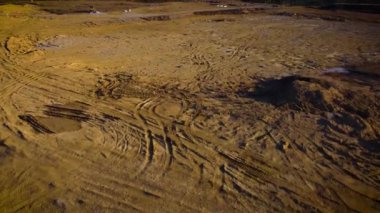 Kentucky, Lexington şehrinin genişletilmesi için yeni konut inşaatı sahasında ağır makineler üzerinde uçuyor.