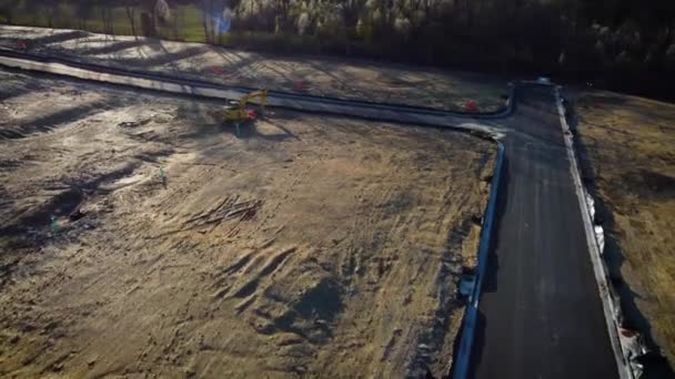 Seguindo Estrada Recém Construída Casas Residenciais Canteiro Obras Com Uma — Vídeo de Stock