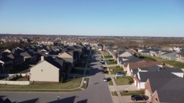 Lexington, KY 'de yeni inşa edilen evler üzerinde yükselirken aynı zamanda şehir merkezini de gözler önüne seriyor.