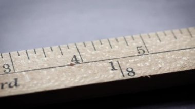 Metrelerce pulları olan ve kameranın önünde kayan bir ölçü.