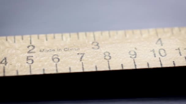 Schieben Vor Holzlineal Mit Skalen Zentimeter Und Zoll Messen — Stockvideo